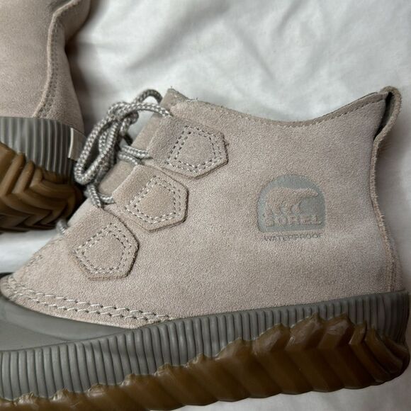 Sorel Out N About Plus Taupe Suede Duck Ankle Boots. Size 6. - Picture 5 of 12